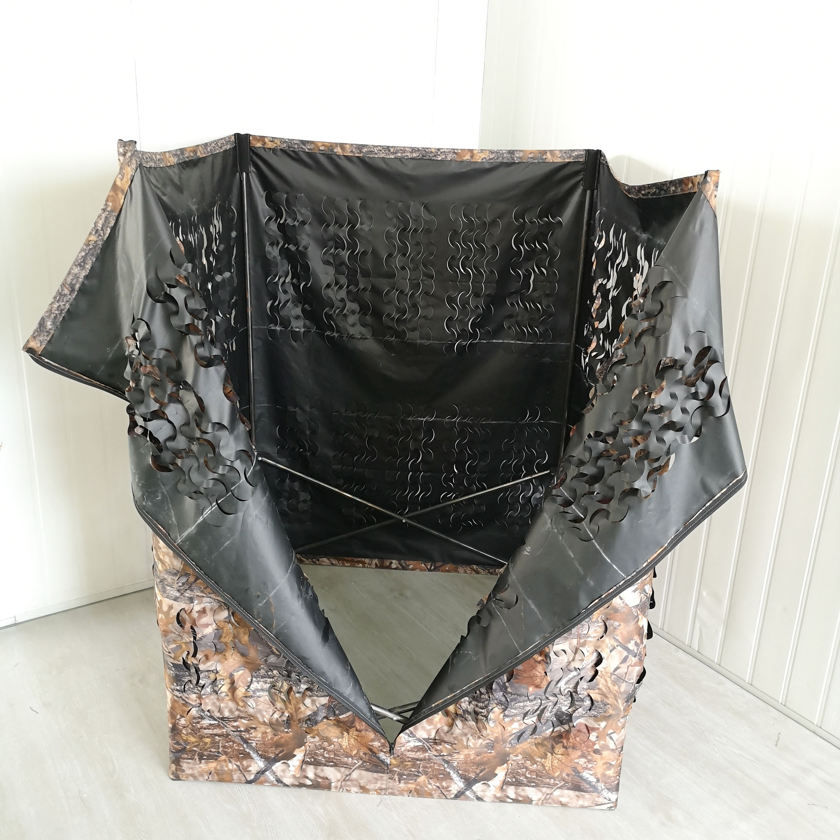 CAMOUFLAGE HUNTING GROUND BLIND
